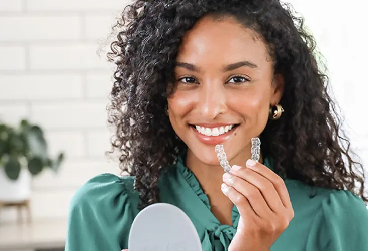 目立ちにくい透明アライナー